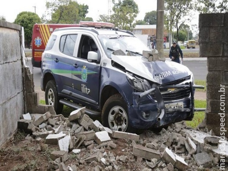 Policial perde controle durante perseguição e viatura derruba muro de cemitério