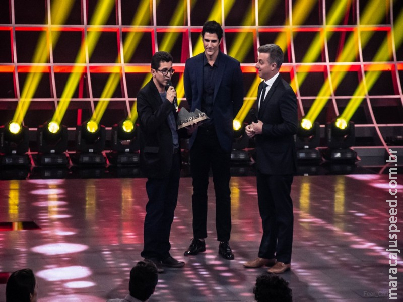 Presidente de Organização de MS homenageado por Luciano Huck no palco do Caldeirão