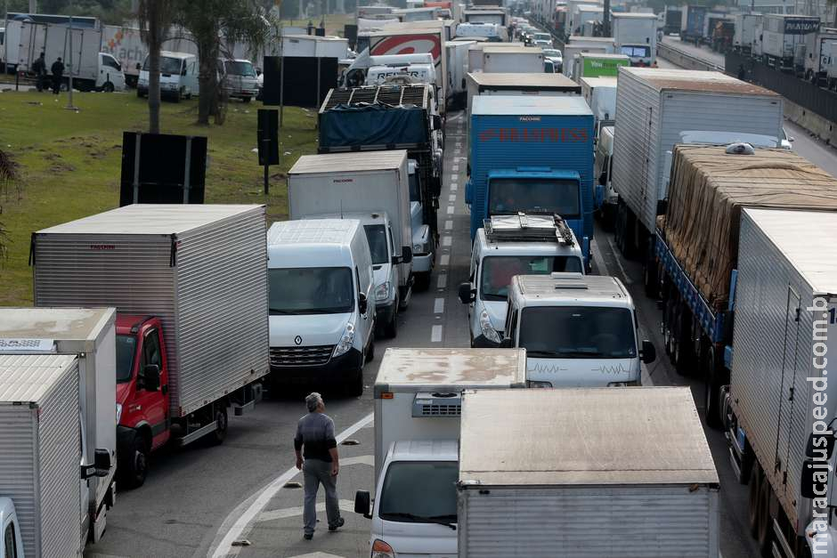 Reajuste divide caminhoneiros, que ameaçam nova greve Reajuste divide caminhoneiros, que ameaçam nova greve