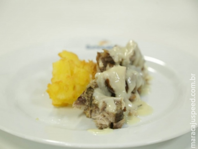Receita de costela suína com mil-folhas demora 8h, o pretexto para reunir amigos Receita de costela suína com mil-folhas demora 8h, o pretexto para reunir amigos