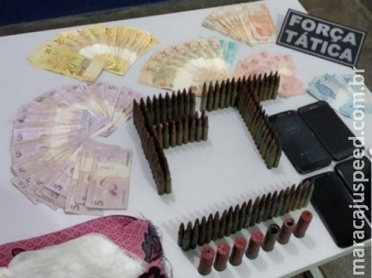 Trio é preso com cocaína, dinheiro e munições de fuzil 7.62mm Trio é preso com cocaína, dinheiro e munições de fuzil 7.62mm