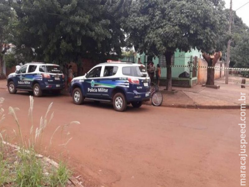 Vizinhos ouvem gritos e mulher é encontrada morta a golpes de faca Vizinhos ouvem gritos e mulher é encontrada morta a golpes de faca