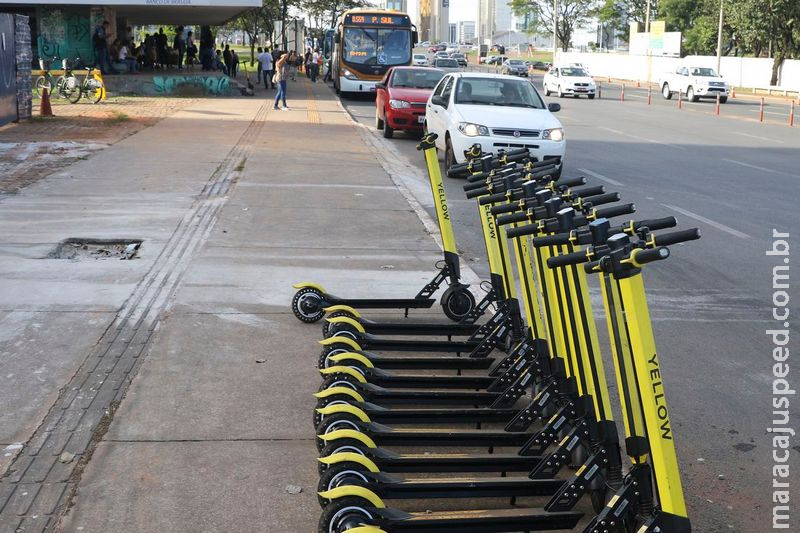 Ainda sem regras, patinetes elétricos invadem cidades e viram febre