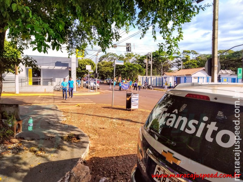 Alunos da Escola João Pedro Fernandes realizam Panfletagem do Projeto A Criança no Trânsito no Centro de Maracaju