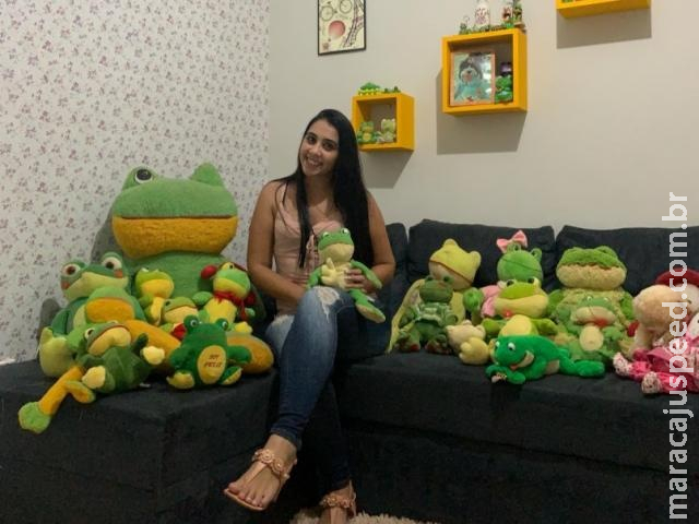 Após 12 anos fazendo coleção, Layara decide doar mais de 50 sapos de pelúcia Após 12 anos fazendo coleção, Layara decide doar mais de 50 sapos de pelúcia
