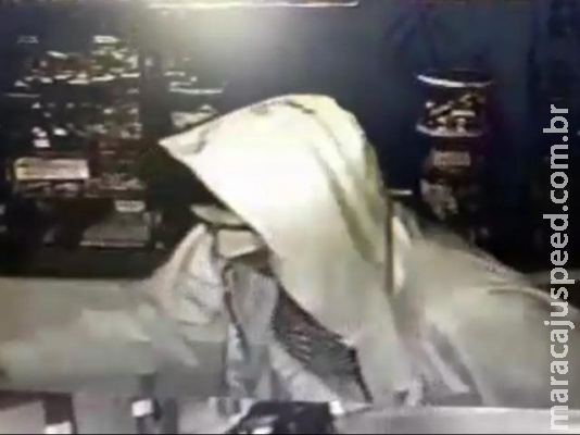 Após quebrar forro, ladrão é flagrado enquanto leva cigarros e moedas Após quebrar forro, ladrão é flagrado enquanto leva cigarros e moedas