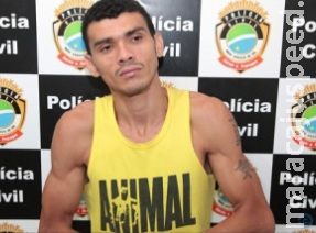 Após tomar arma de policial, homem morre em confronto no telhado de casa