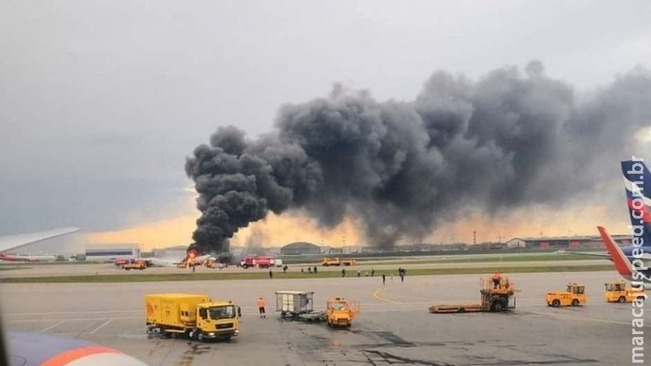 Avião que pegou fogo na Rússia foi atingido por raio, dizem passageiros Avião que pegou fogo na Rússia foi atingido por raio, dizem passageiros