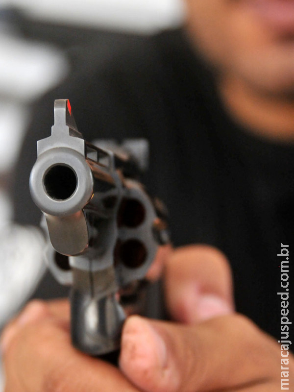 Azambuja tem porte de armas e diz que Bolsonaro está cumprindo promessa de campanha