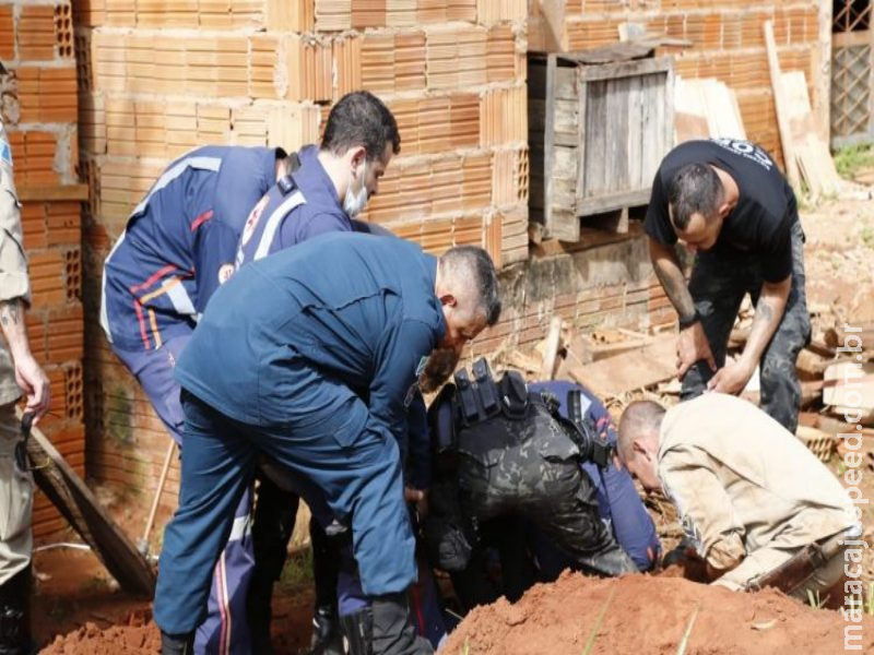 Bebê de 1 ano cai em vala de 2,5 metros e fica em estado grave Bebê de 1 ano cai em vala de 2,5 metros e fica em estado grave