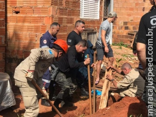 Bebê que caiu em buraco sofre parada respiratória e morre em ambulância Bebê que caiu em buraco sofre parada respiratória e morre em ambulância