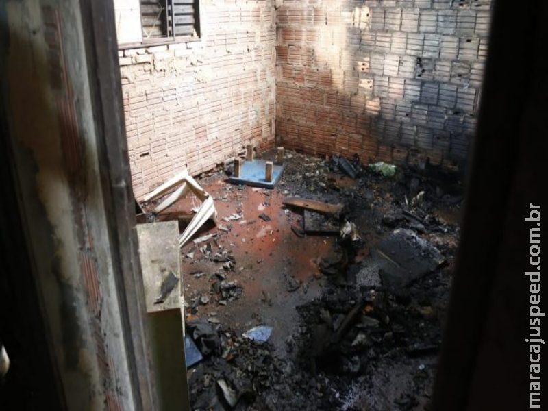 Briga de usuários de drogas termina em casa incendiada no Jardim das Meninas 