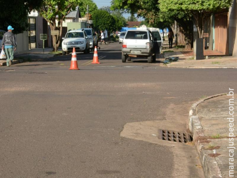 Carro colide em caminhonete, capota e mãe e filha ficam feridas Carro colide em caminhonete, capota e mãe e filha ficam feridas
