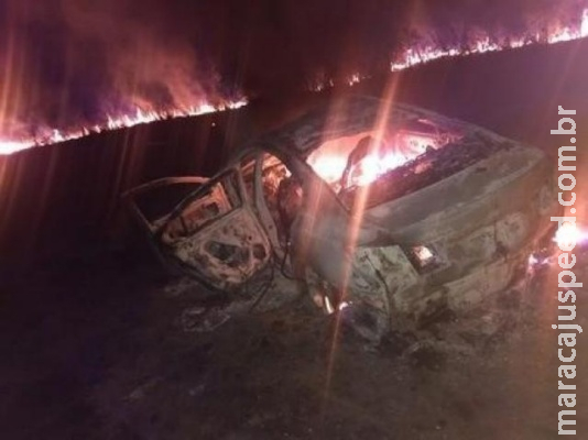 Carro pega fogo após acidente que deixa 5 pessoas feridas na BR-262