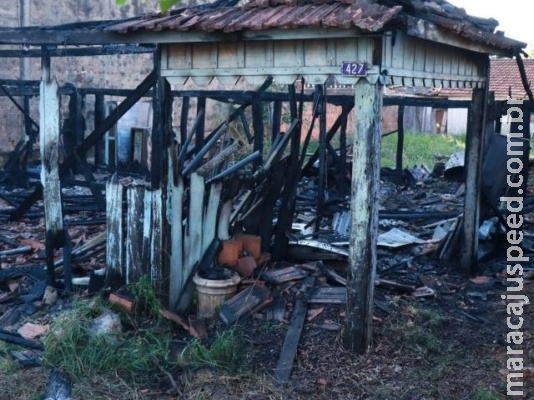 Casa de madeira pega fogo e empresário suspeita de incêndio criminoso Casa de madeira pega fogo e empresário suspeita de incêndio criminoso