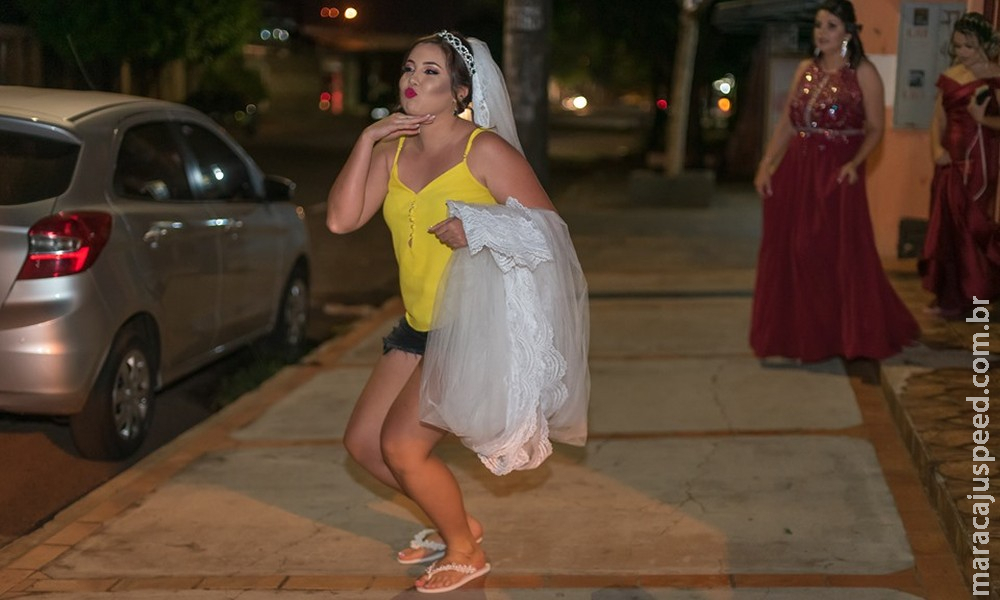 Casal se diverte ao lado de amigos de infância em fotos de casamento em MS: 