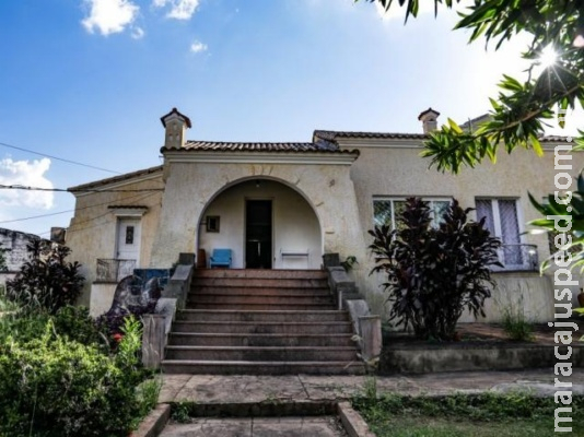 Casarão construído há 80 anos é herança “ilhada” em bairro mais antigo da cidade Casarão construído há 80 anos é herança “ilhada” em bairro mais antigo da cidade