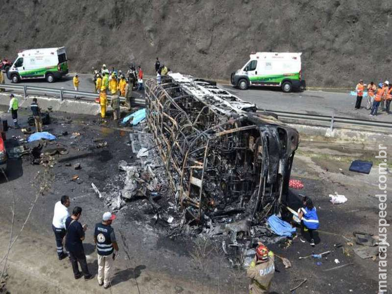 Colisão entre caminhão e ônibus de católicos mata 21 pessoas