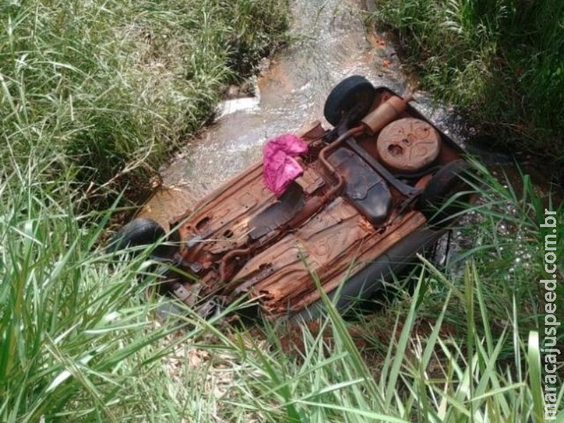 Condutora perde controle de direção de carro e cai em córrego