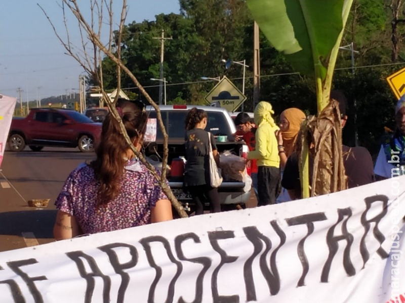 Depois de quase quatro horas de bloqueio, estudantes liberam a Guaicurus