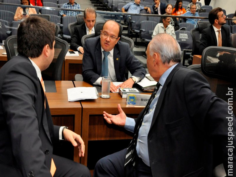 Deputados comemoram liberação de porte de armas para políticos Deputados comemoram liberação de porte de armas para políticos
