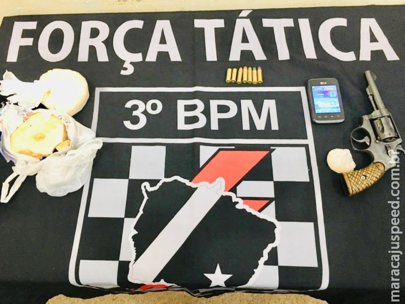Dupla armada é presa durante planejamento de roubo de carro Dupla armada é presa durante planejamento de roubo de carro