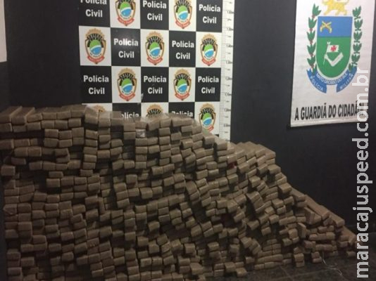 Dupla é presa ao parar carro carregado com maconha em posto de gasolina para abastecer Dupla é presa ao parar carro carregado com maconha em posto de gasolina para abastecer