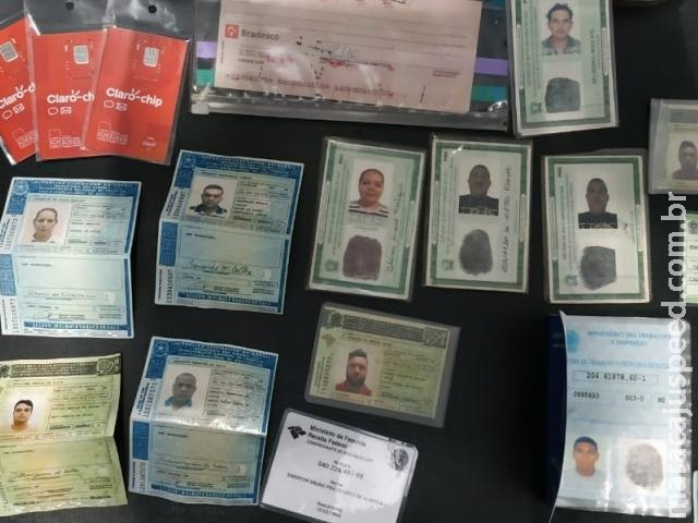 Dupla presa por falsificar documentos 