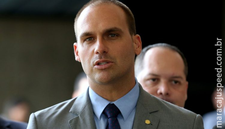 Eduardo Bolsonaro afirma que bomba nuclear garante a paz Eduardo Bolsonaro afirma que bomba nuclear garante a paz