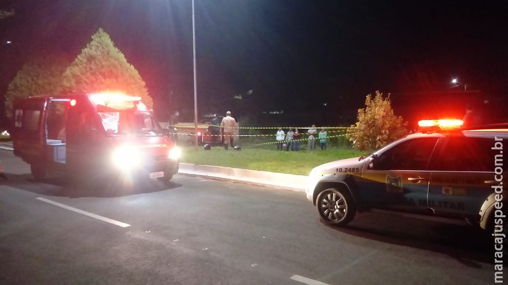 Estudante morre após moto colidir em poste