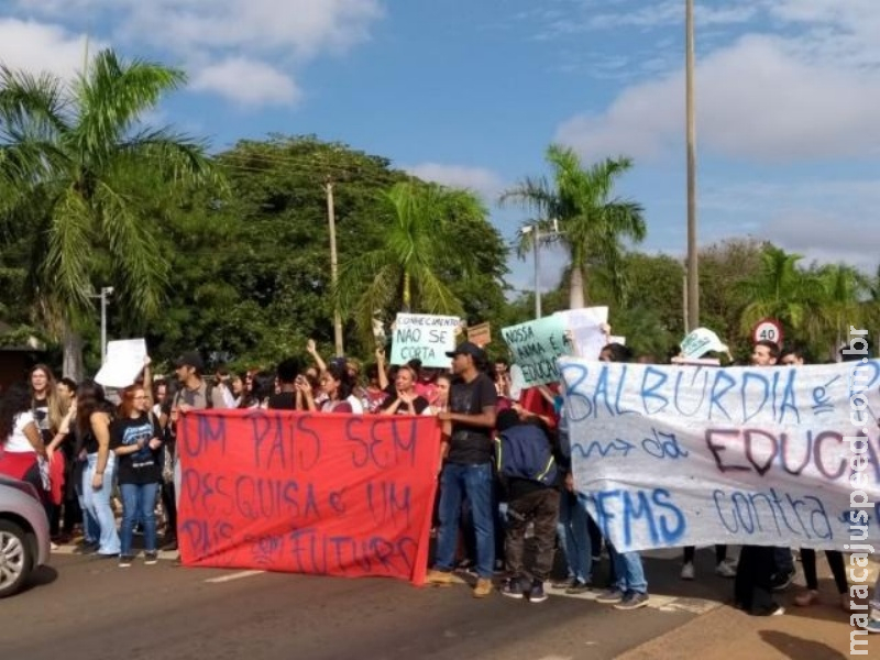 Estudantes interditam avenida em Três Lagoas em ato contra cortes de verba