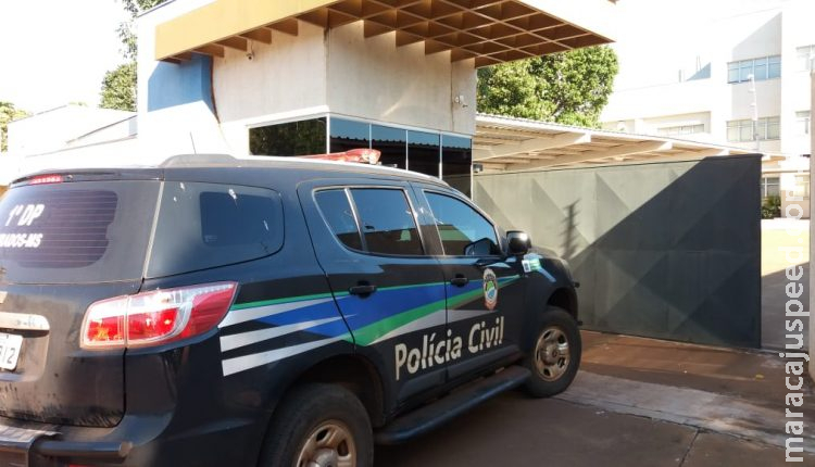 Falsos policiais mostram distintivo e chutam portão atrás de homem em Campo Grande Falsos policiais mostram distintivo e chutam portão atrás de homem em Campo Grande