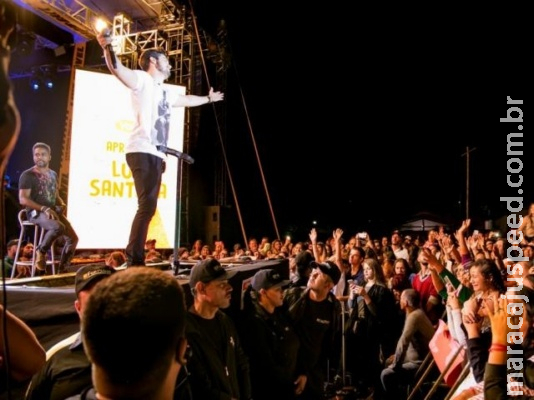 Fãs enfrentam lama e não reclamam de 2 horas de atraso para ver Luan Santana