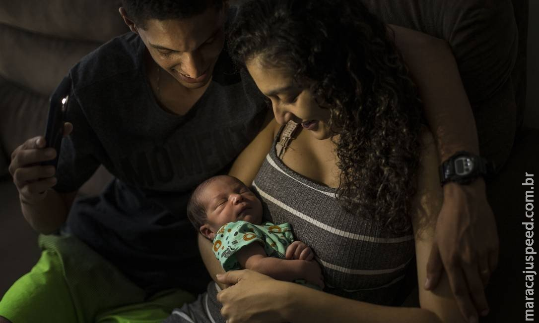 Grávida dá à luz em sala de parto iluminada apenas por celular durante apagão em hospital público