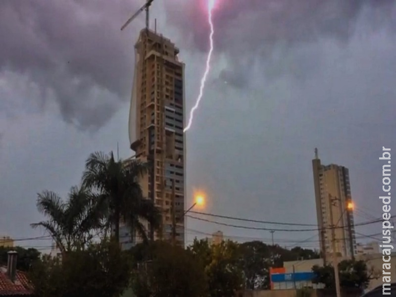 Homem é atingido por raio enquanto abria portão de hospital