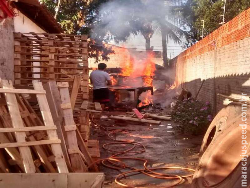 Homem é multado após vizinhos o denunciarem por atear fogo em madeiras
