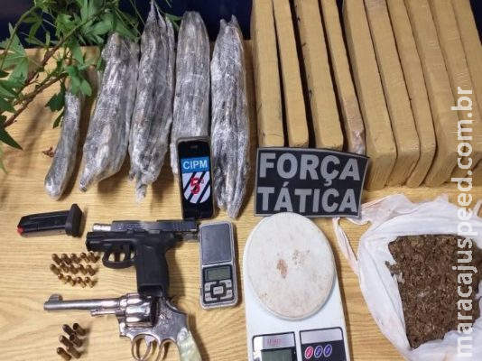 Homem é preso escondido em matagal depois de trocar tiros com PM no Jardim Monumento Homem é preso escondido em matagal depois de trocar tiros com PM no Jardim Monumento