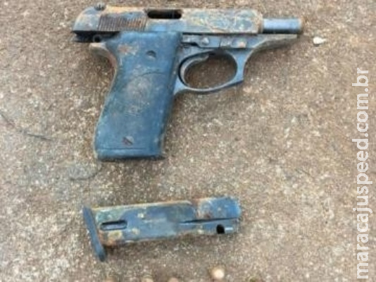 Idoso encontra revólver e atira na perna por pensar que arma era de brinquedo Idoso encontra revólver e atira na perna por pensar que arma era de brinquedo