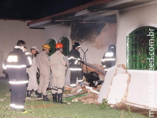 Incêndio que derrubou muro de casa começou em modem superaquecido