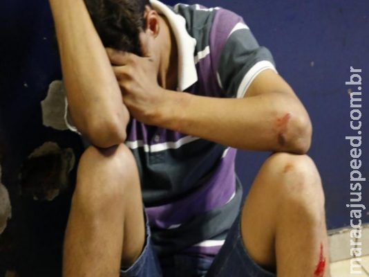 Ladrão bêbado furta Corsa e diz para policiais que não sabe como foi parar dentro de carro 