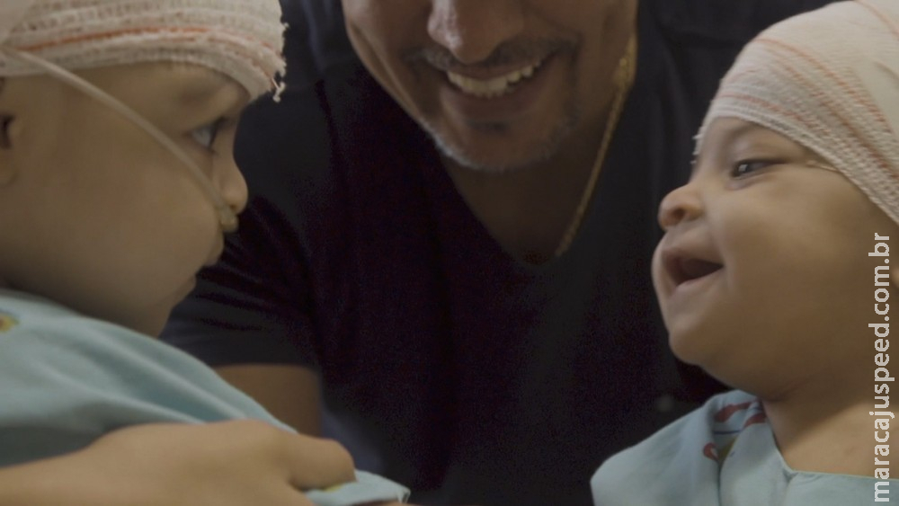Lis, uma das gêmeas siamesas separadas por cirurgia, recebe alta da UTI Lis, uma das gêmeas siamesas separadas por cirurgia, recebe alta da UTI