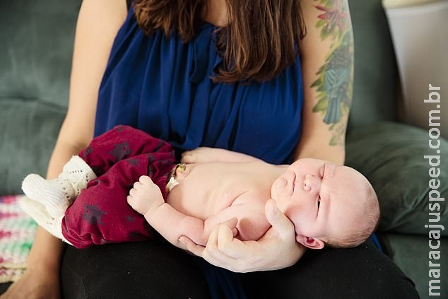 Mãe dá à luz bebê de 6 kg em parto natural Mãe dá à luz bebê de 6 kg em parto natural