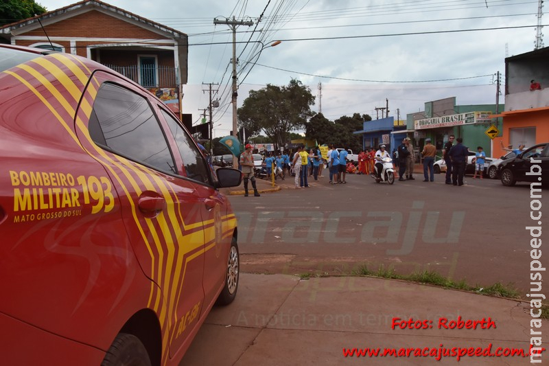 Maracaju: Alunos da Escola José Pereira da Rosa com auxílio da Guarnição do Corpo de Bombeiros realizam panfletagem do Projeto A Criança no Trânsito Maracaju: Alunos da Escola José Pereira da Rosa com auxílio da Guarnição do Corpo de Bombeiros realizam panfletagem do Projeto A Criança no Trânsito