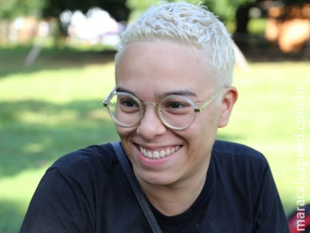 Maria Gadú chora em aldeia de MS e pede que luta indígena seja menos solitária Maria Gadú chora em aldeia de MS e pede que luta indígena seja menos solitária
