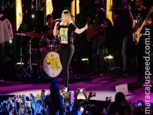 Marilia Mendonça pausa show após ser atingida por gás de pimenta durante confusão 
