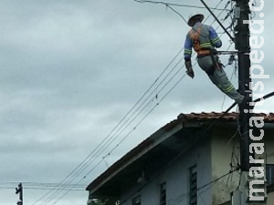 Morador retira escada de técnico e o deixa ‘pendurado’ em poste ao ter luz cortada