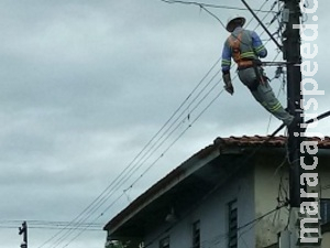 Morador retira escada de técnico e o deixa ‘pendurado’ em poste ao ter luz cortada Morador retira escada de técnico e o deixa ‘pendurado’ em poste ao ter luz cortada