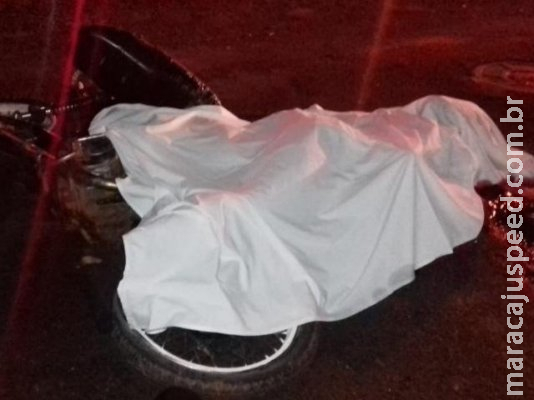 Motociclista de 18 anos morre em colisão contra caminhão