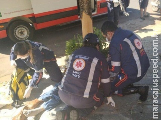 Motociclista se desequilibra em quebra-molas e morre após bater em árvore Motociclista se desequilibra em quebra-molas e morre após bater em árvore