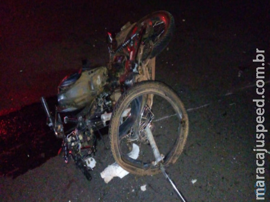 Motoqueiro morre ao invadir contramão e bater em caminhão Motoqueiro morre ao invadir contramão e bater em caminhão